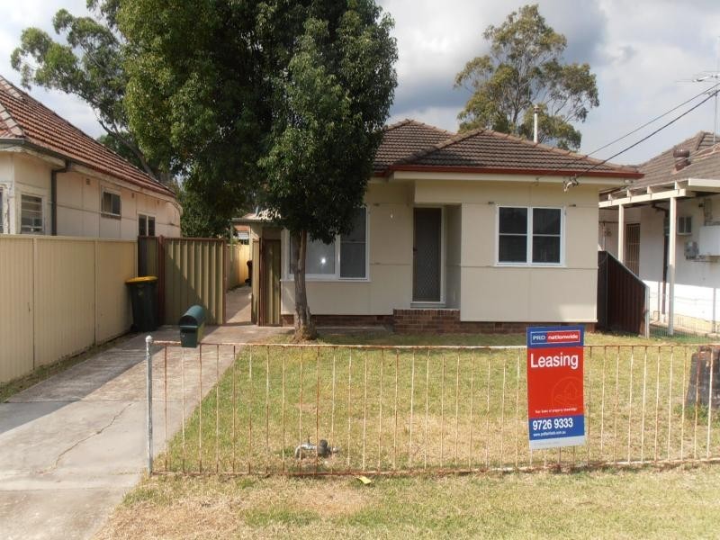 4 COOMA ST, Carramar NSW 2163