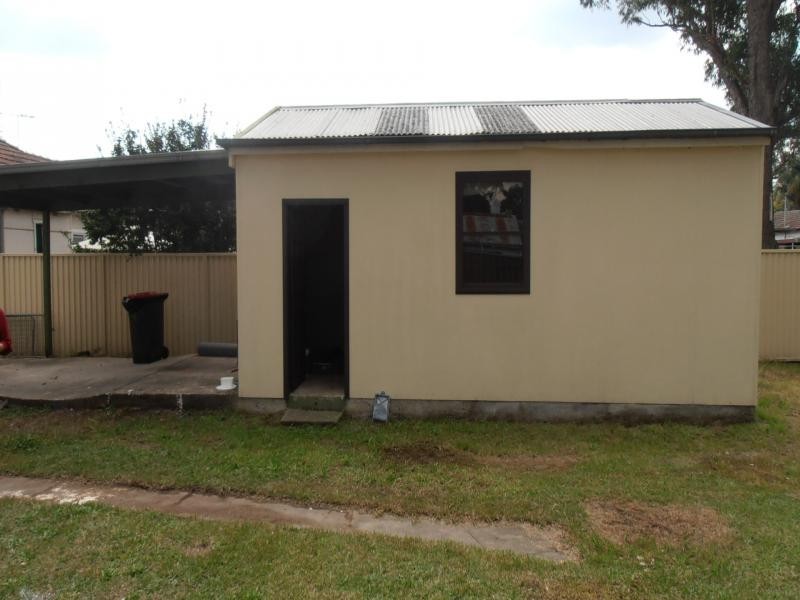 4 COOMA ST, Carramar NSW 2163