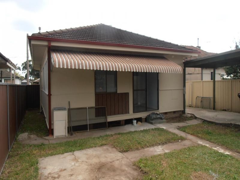 4 COOMA ST, Carramar NSW 2163