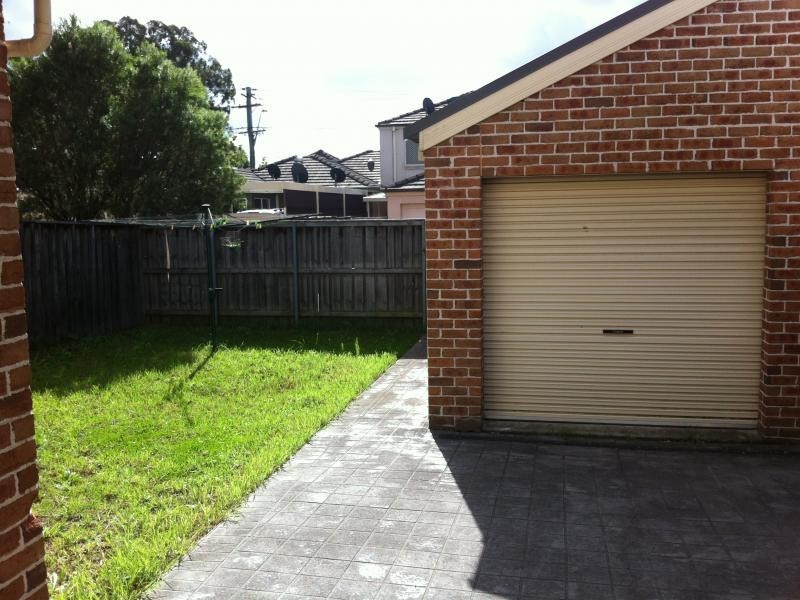 PEPPERCORN AV, Fairfield East NSW 2165