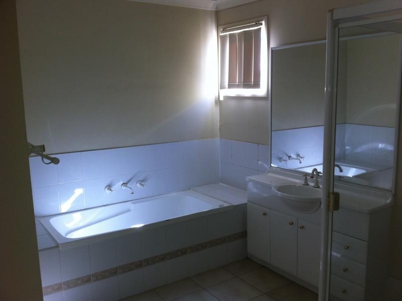 PEPPERCORN AV, Fairfield East NSW 2165