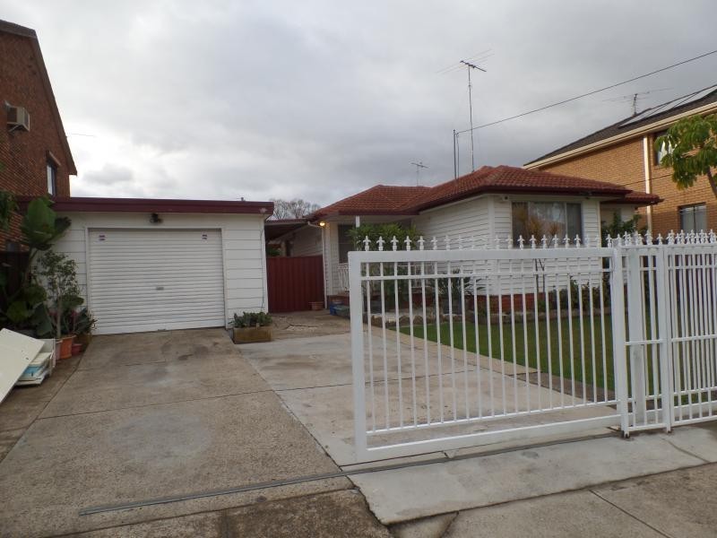 2a PARKER ST, Fairfield NSW 2165