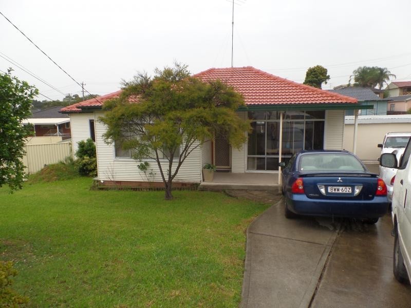 MACDONNELL AV, Fairfield West NSW 2165