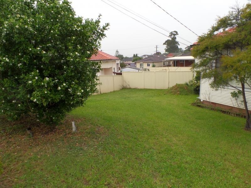 MACDONNELL AV, Fairfield West NSW 2165