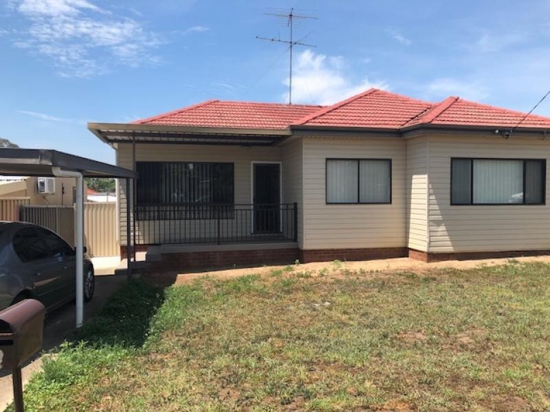 2  NORFOLK AVE, Fairfield West NSW 2165