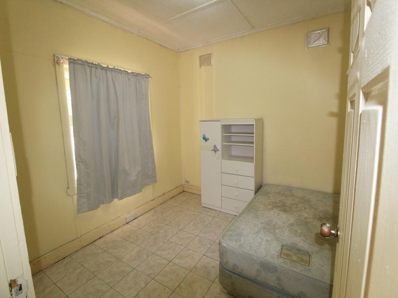 VINE STREET, Fairfield NSW 2165