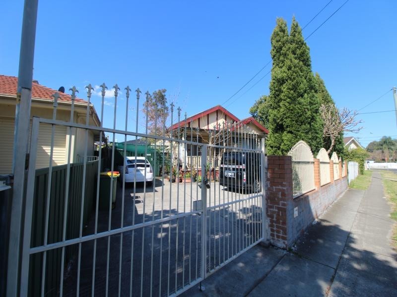 VINE STREET, Fairfield NSW 2165