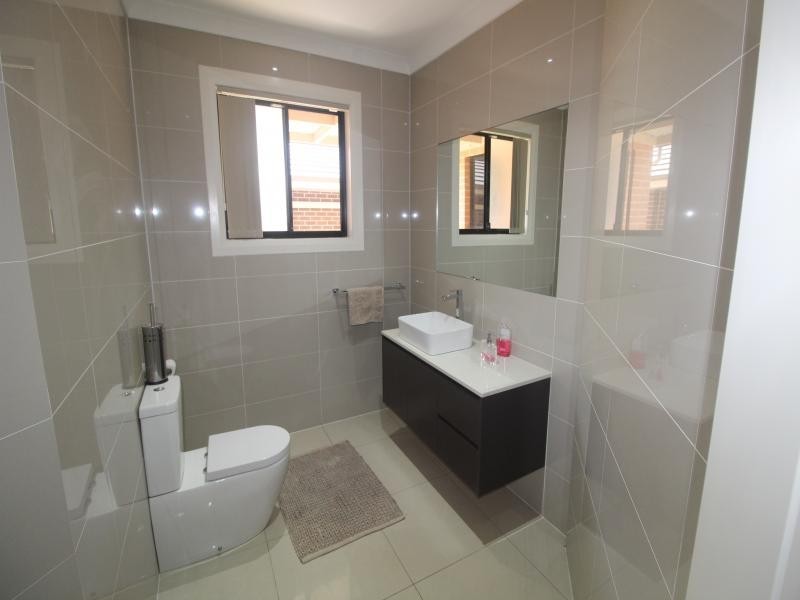 9 KEW ROAD, Hoxton Park NSW 2171