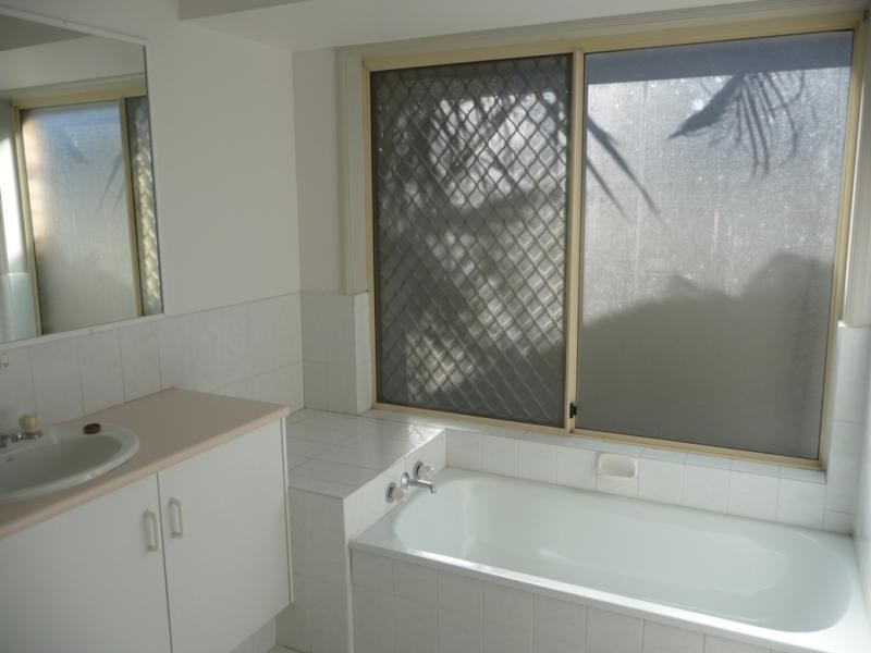 5 Bothwell Cres, Robina QLD 4226