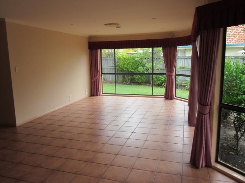 5 Mustique Crt, Burleigh Waters QLD 4220