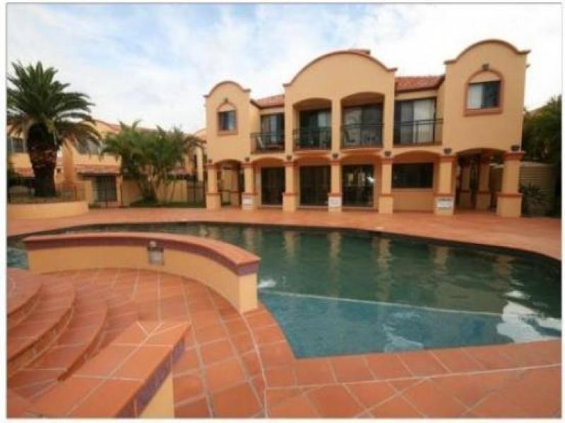 206 Cheltenham Dr, Robina QLD 4226
