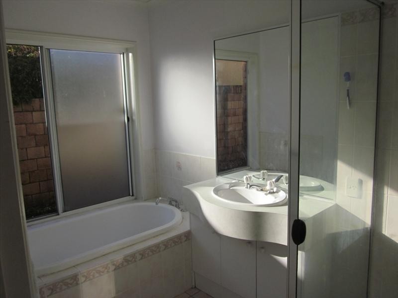 51 Edinburgh Rd, Benowa Waters QLD 4217