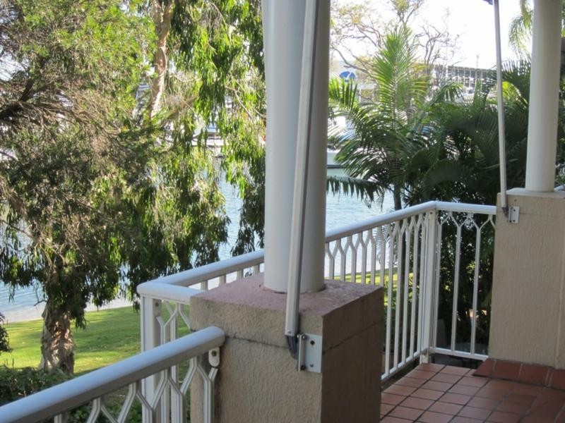 34/3 Marina Cres, Runaway Bay QLD 4216