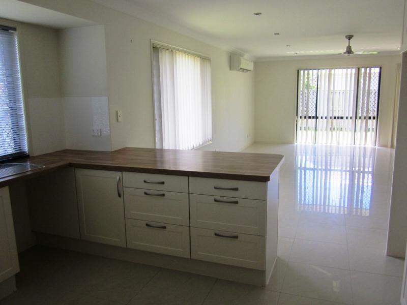 4 Stokes St, Pacific Pines QLD 4211