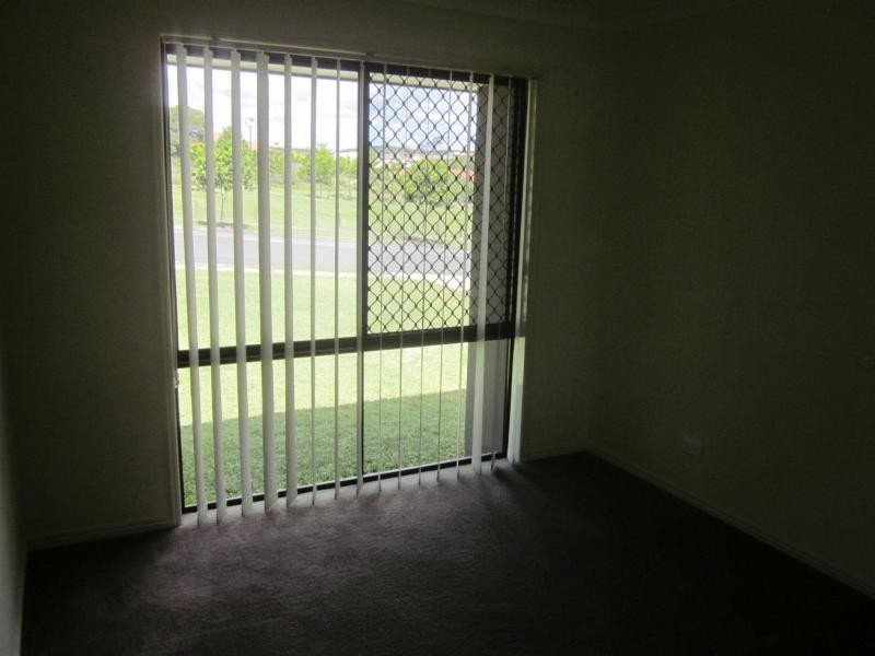 4 Stokes St, Pacific Pines QLD 4211