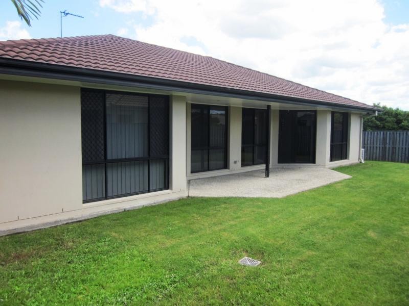 4 Stokes St, Pacific Pines QLD 4211