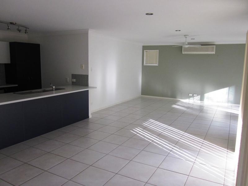 33 Carmarthen Cct, Pacific Pines QLD 4211