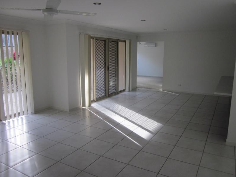 33 Carmarthen Cct, Pacific Pines QLD 4211