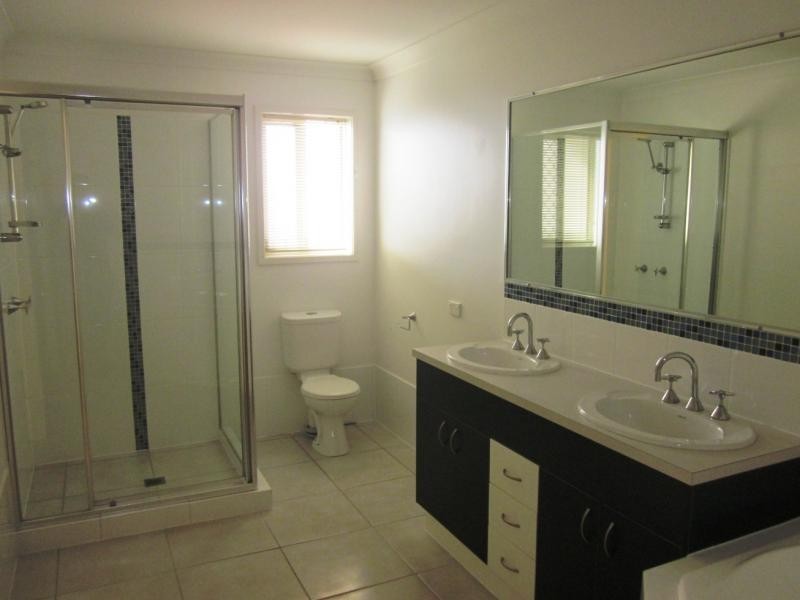 33 Carmarthen Cct, Pacific Pines QLD 4211