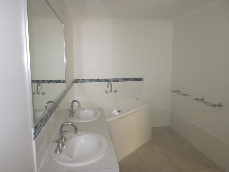 33 Carmarthen Cct, Pacific Pines QLD 4211