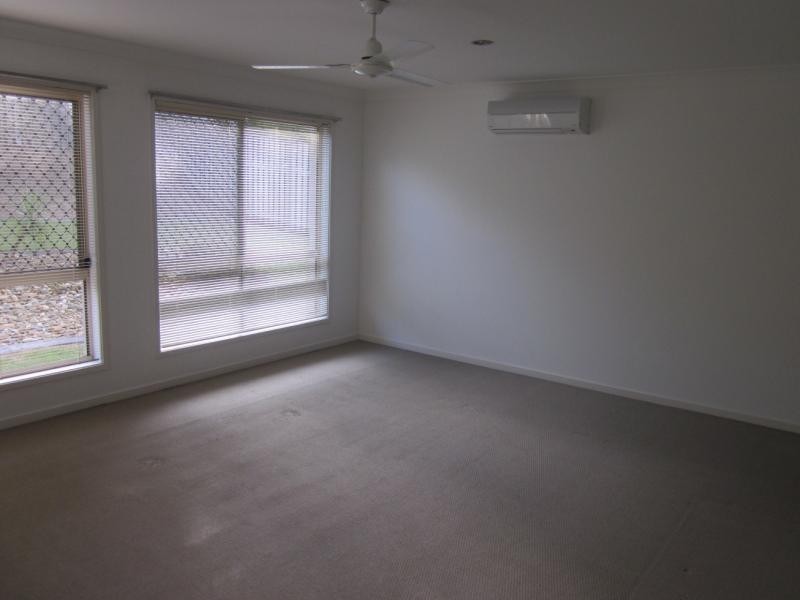 33 Carmarthen Cct, Pacific Pines QLD 4211