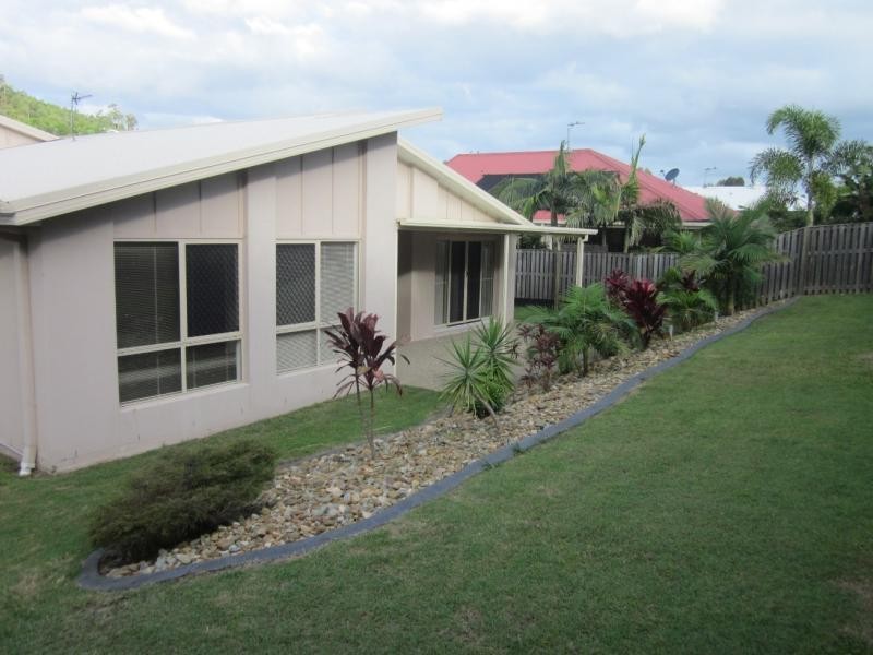 33 Carmarthen Cct, Pacific Pines QLD 4211