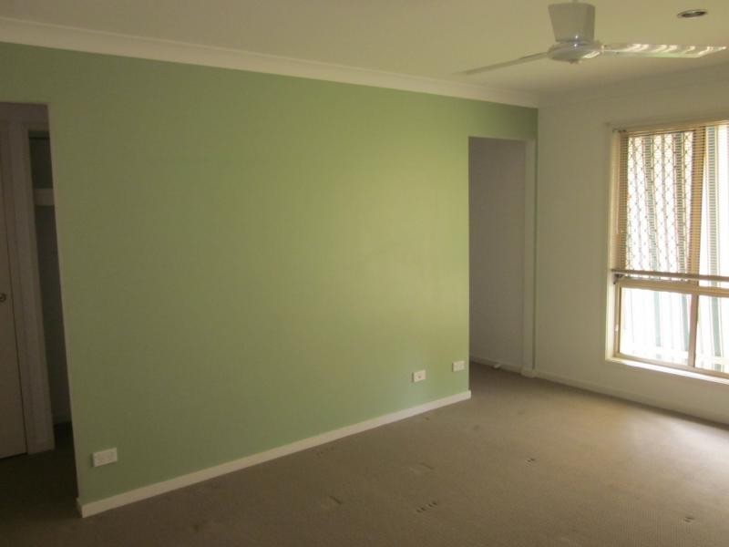 33 Carmarthen Cct, Pacific Pines QLD 4211