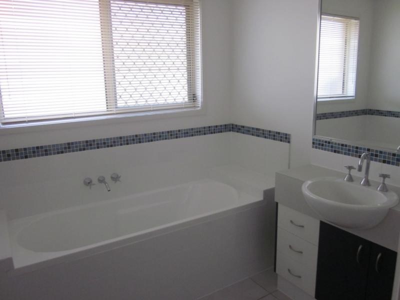 33 Carmarthen Cct, Pacific Pines QLD 4211