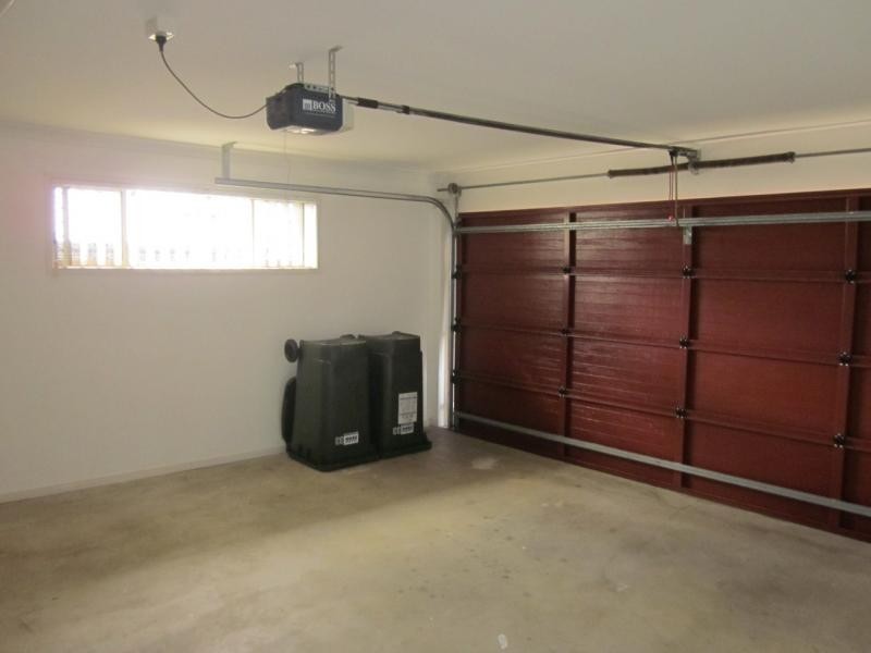 33 Carmarthen Cct, Pacific Pines QLD 4211