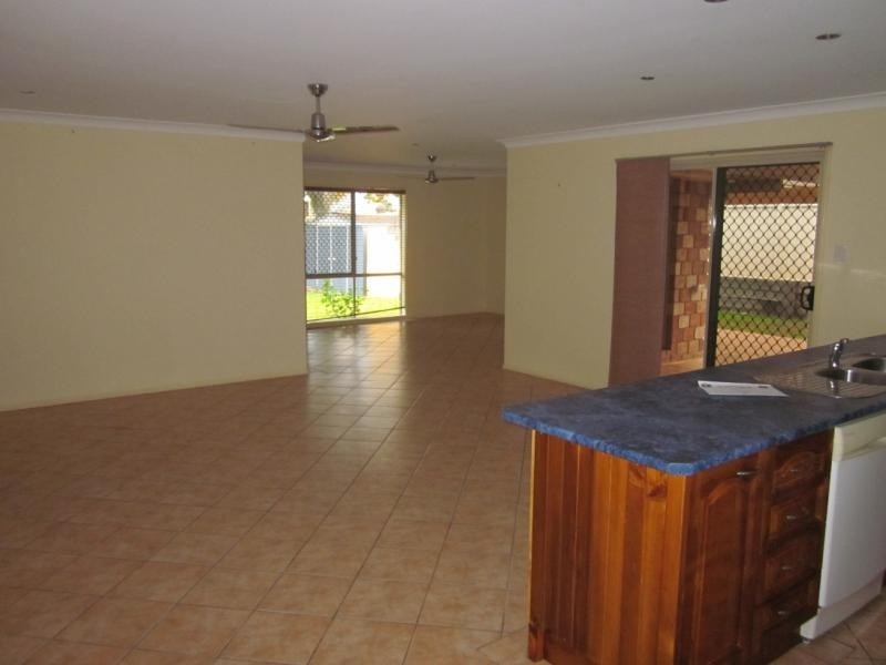 8 Tandanus Crt, Oxenford QLD 4210