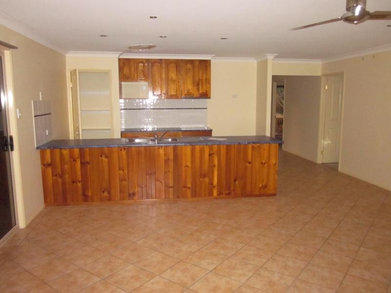 8 Tandanus Crt, Oxenford QLD 4210