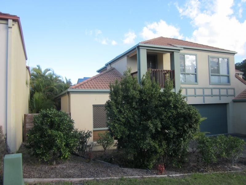 16 Geraldton Drive, Varsity Lakes QLD 4227