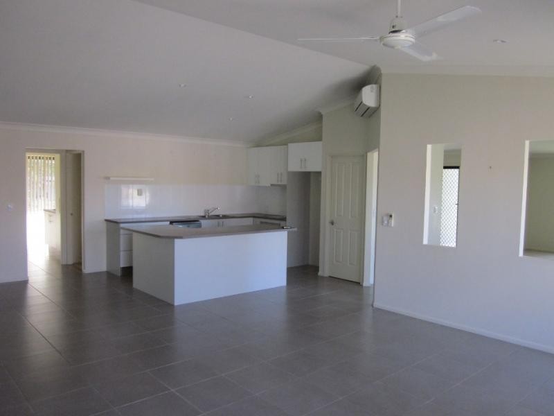 4 Tallow St, Pacific Pines QLD 4211