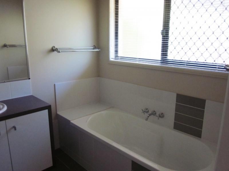 4 Tallow St, Pacific Pines QLD 4211