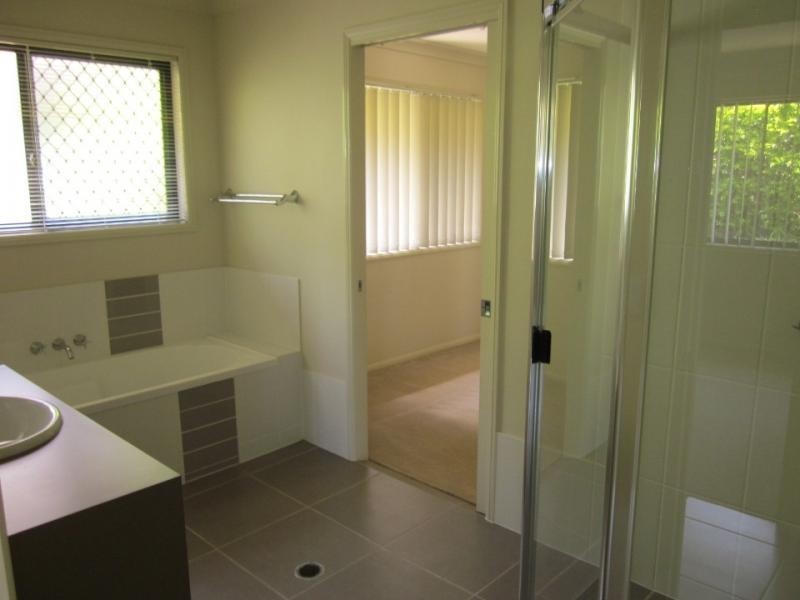 4 Tallow St, Pacific Pines QLD 4211