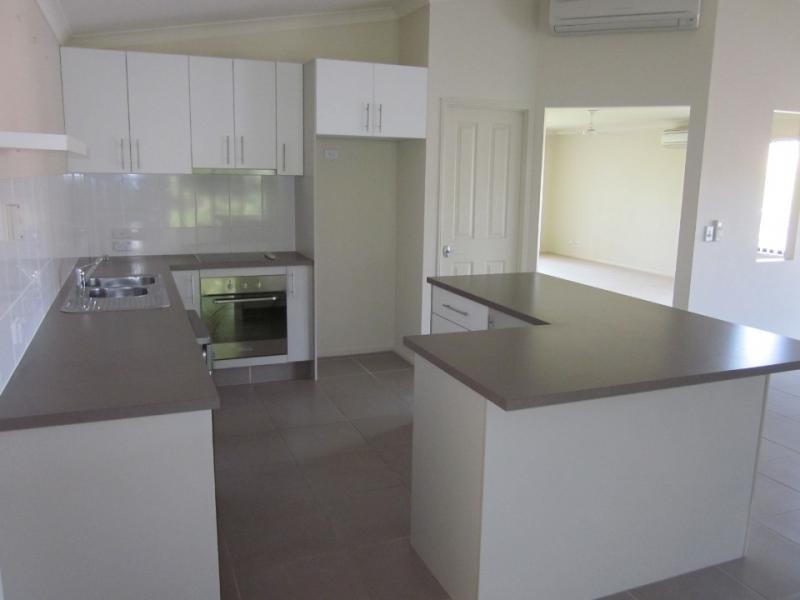 4 Tallow St, Pacific Pines QLD 4211