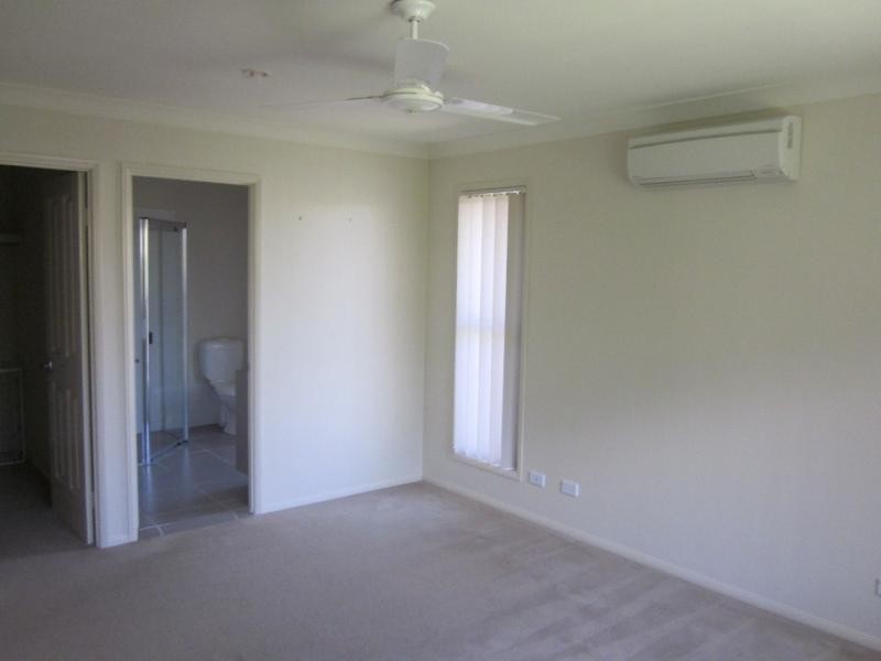 4 Tallow St, Pacific Pines QLD 4211