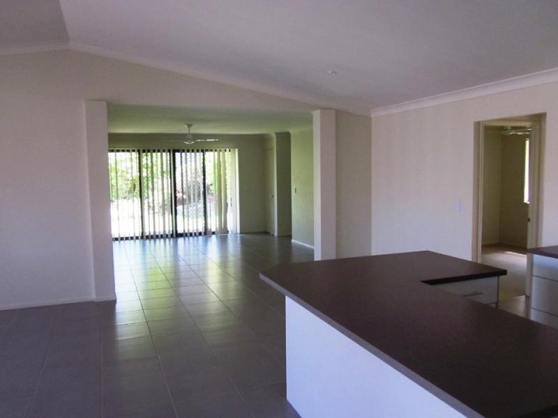 4 Tallow St, Pacific Pines QLD 4211