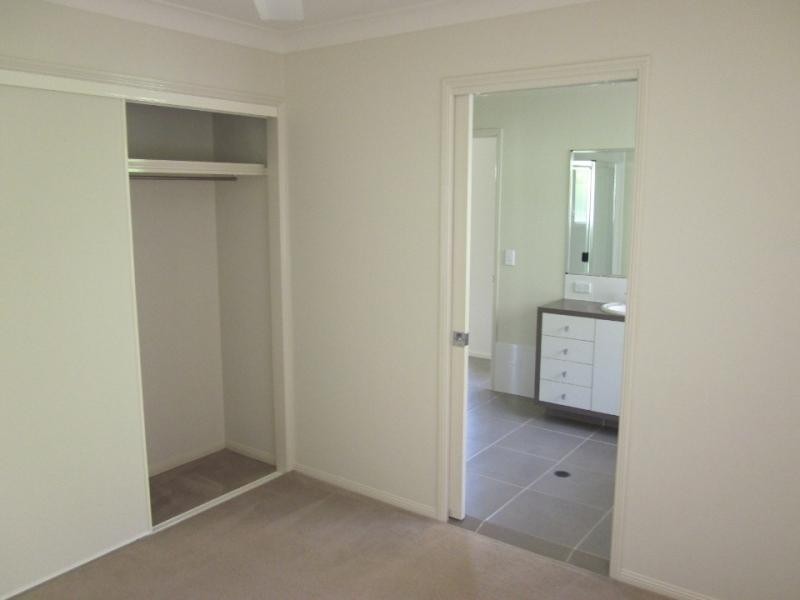 4 Tallow St, Pacific Pines QLD 4211