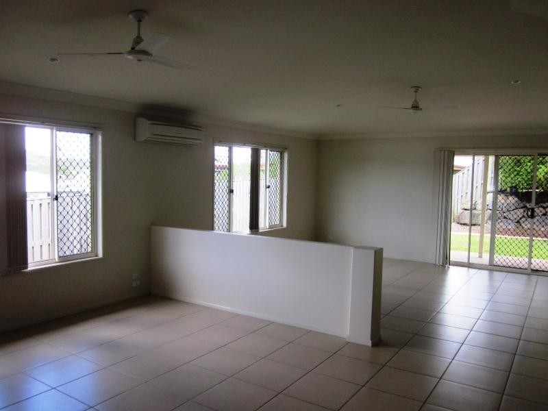 6 Tallow St, Pacific Pines QLD 4211