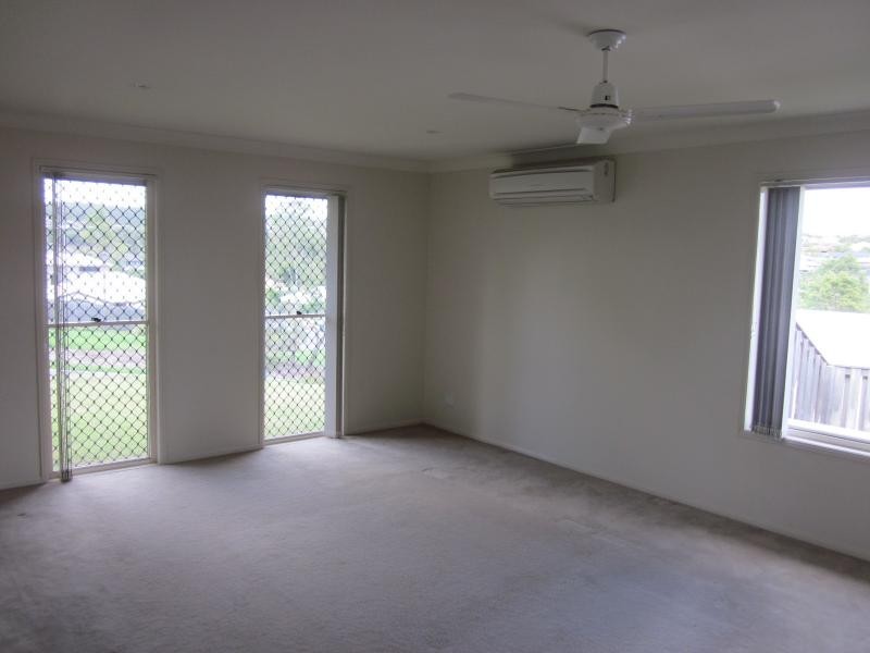 6 Tallow St, Pacific Pines QLD 4211