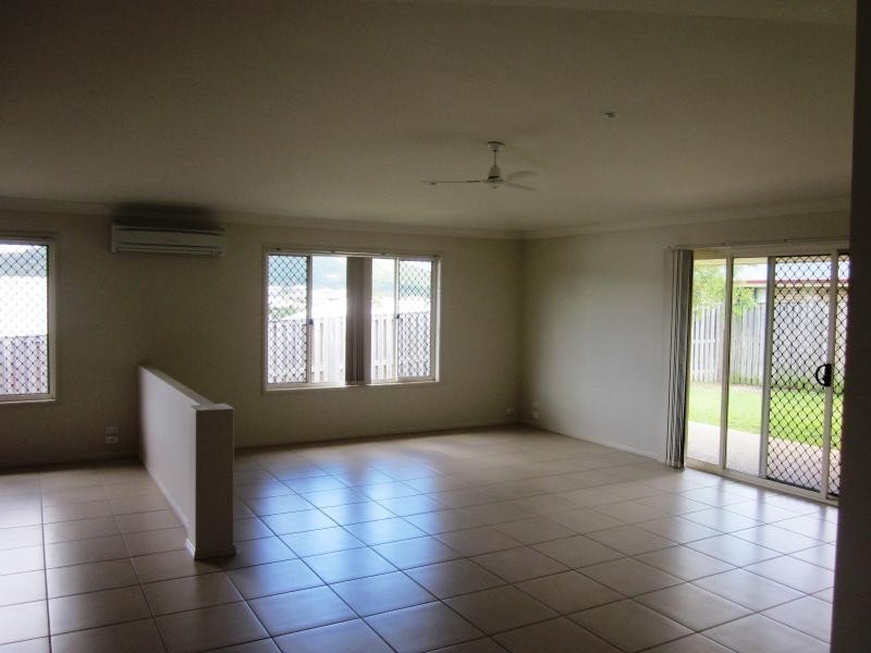6 Tallow St, Pacific Pines QLD 4211