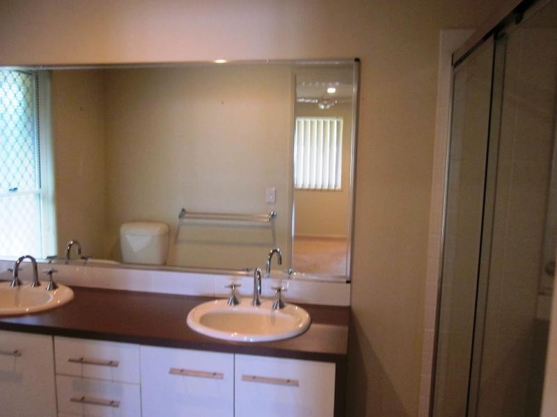 6 Tallow St, Pacific Pines QLD 4211