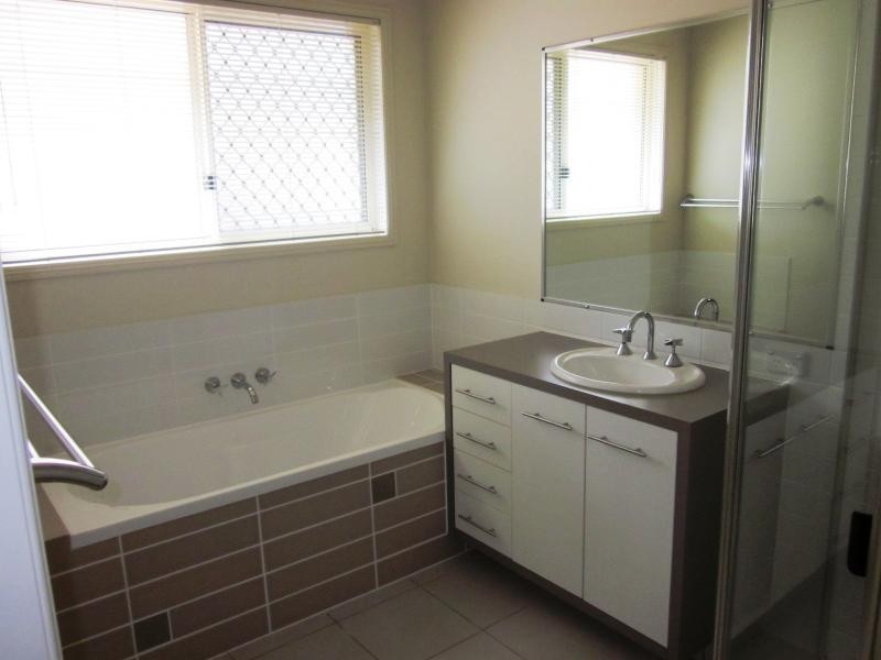 6 Tallow St, Pacific Pines QLD 4211