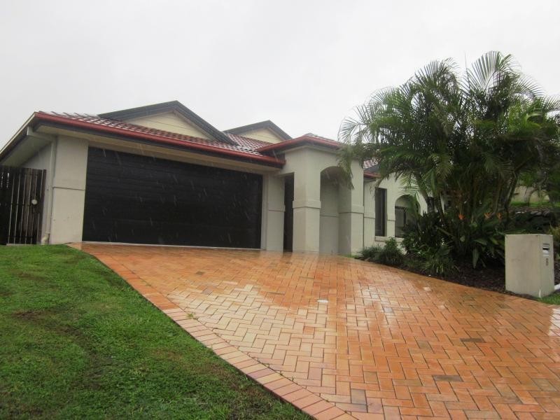 8 Tuggeranong Ave, Pacific Pines QLD 4211