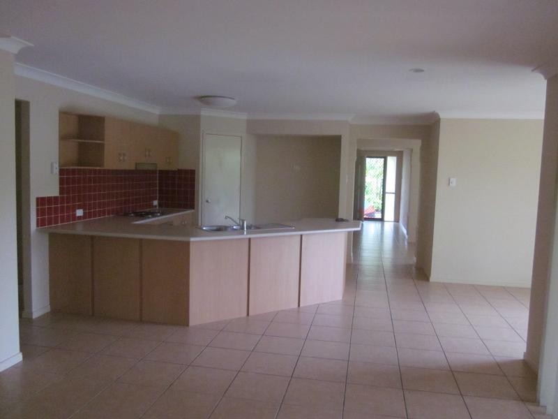 8 Tuggeranong Ave, Pacific Pines QLD 4211