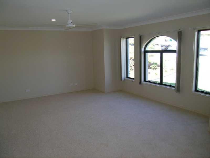 8 Tuggeranong Ave, Pacific Pines QLD 4211