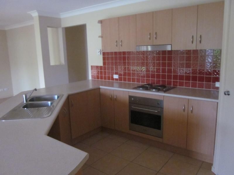 8 Tuggeranong Ave, Pacific Pines QLD 4211