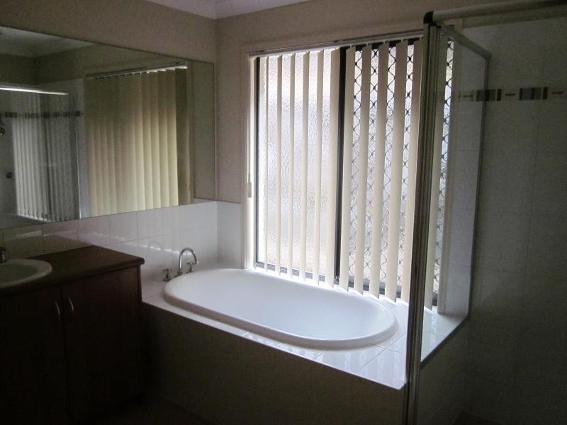 8 Tuggeranong Ave, Pacific Pines QLD 4211