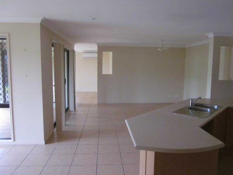 8 Tuggeranong Ave, Pacific Pines QLD 4211